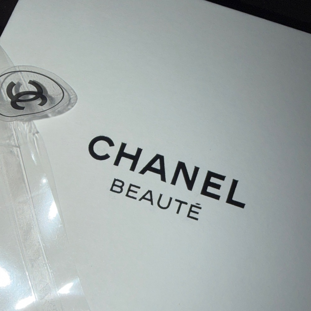 CHANEL Beauté Gold Compact Mirror - Picture 3 of 3